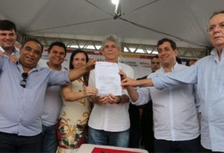 Gervásio participa de assinatura para construção de adutoras no Sertão