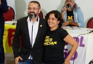 Tárcio e Adjany entregam material com apoiadores na sede do PSOL.