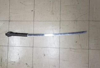 Polícia encontra espada samurai usada por Milícia carioca para decapitar desafetos: VEJA VÍDEO