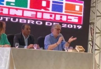 FESTIVAL LITERÁRIO: em crítica política, Sérgio Abranches diz que sociedade vive 'o último suspiro do dinossauro'; VEJA VÍDEO