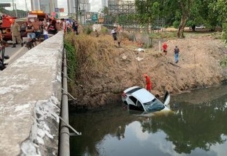 ACIDENTE: Homem morre após perder controle de veículo e cair dentro de rio em João Pessoa