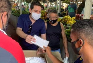 Felipe Leitão entrega máscaras e álcool em gel na Feira de Oitizeiro e diz que objetivo é garantir continuidade de serviços em espaços públicos