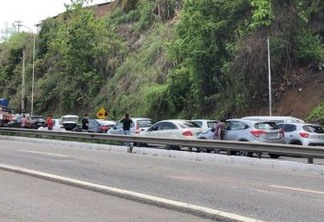 Engavetamento: 8 veículos se envolvem em acidente em João Pessoa