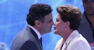 Dilma Roussef e Aécio Neves se cumprimentam durante debate