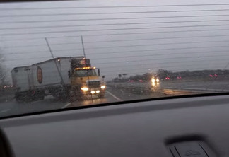 Motorista filma o que poderia ser seu próprio acidente