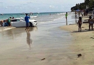 Motorista erra manobra na praia e Camaro vai parar dentro do mar