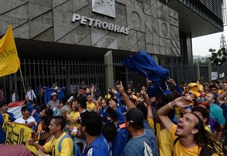 Workers from a company under contract for the Brazilian state-owned oil company Petrobras shout slogans during a protest to demand the payment of three months of wages in arrears, in front of the Petrobras building in Rio de Janeiro, Brazil, on February 4, 2015. The chief executive of Brazilian oil giant Petrobras, Graca Foster, resigned […]