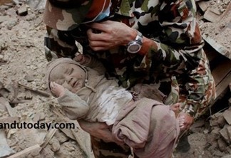 Bebê de quatro meses é resgatado 22 horas após terremoto do Nepal