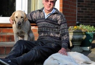 Homem mantém seu cão-guia que perdeu a visão e agora os dois compartilham um cão-guia