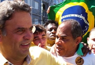 Após ser ovacionado na manifestação, Aécio Neves entrou em um carro e foi embora