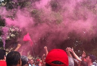 Manifestantes pró-governo fazem ato em frente ao Instituto Lula, em SP