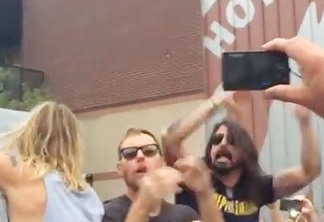 ASSISTA: Foo Fighters interrompem protesto de grupo homofóbico nos EUA