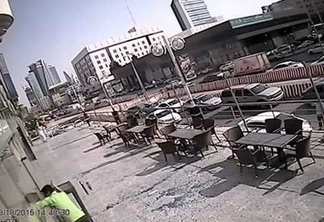 Vídeo mostra pedestre escapando de acidente incrível na Arábia Saudita - VEJA VIDEO