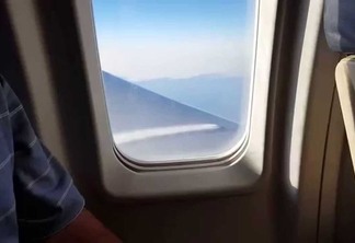 Avião faz pouso de emergência após passageiro flagrar e filmar vazamento de combustível - VEJA VÍDEO