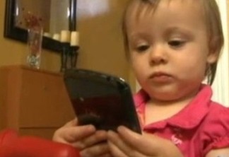 Criança de dois anos compra carro enquanto brincava no celular do pai