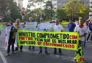 INÉDITO: Grupo protesta em frente à casa de ministros do STF