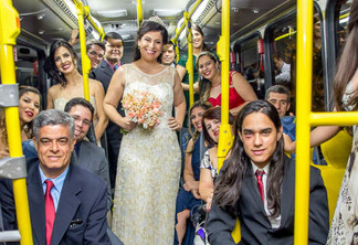 VEJA VÍDEO: Casal pernambucano começa história de amor em ônibus e noiva chega de coletivo na festa de casamento