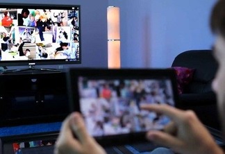TV começa declínio devido a influência da web e desconfiança do público
