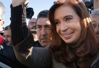 Cristina Kirchner se compara a Dilma e diz ser vítima de “perseguição judicial”