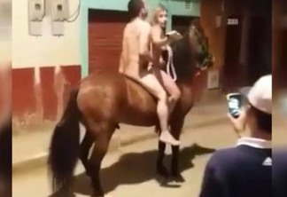 VEJA VÍDEO - Casal resolve cavalgar nu e causa alvoroço em cidade