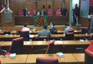 BOICOTE - Oposição se retira do plenário após Lucas assumir presidência da sessão