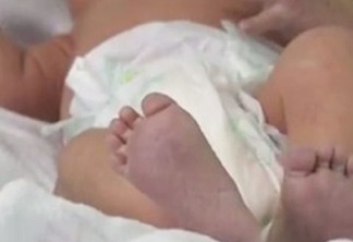 Enfermeira joga recém-nascido no cesto de roupa suja por engano