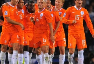 Jogadores holandeses comemoram o gol marcado por Eljero Elia, em Glasgow