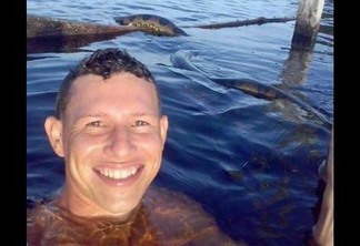 Amazonense pula na água para tirar "selfie" com anaconda, e imagem bomba na web