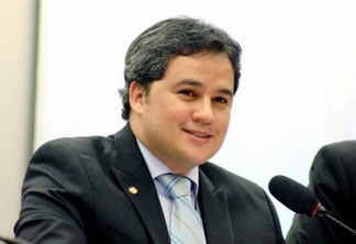 Líder Efraim Filho confirma recursos para a educação da Paraíba e elogia medida