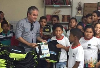 Prefeito de Alhandra realiza entrega de carteiras e kits escolares para alunos da rede municipal