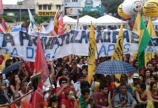 Aliados de Ricardo proíbem exibição de faixa contra a terceirização da educação