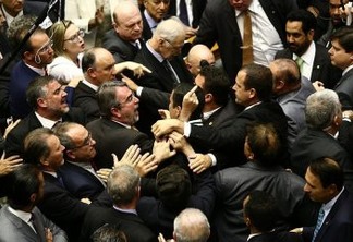 O "SIM" ESTÁ NA FRENTE: Empurrões e xingamentos marcam o processo de votação de denúncia contra Temer na Câmara