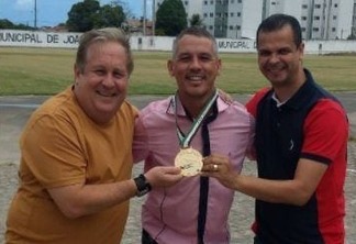 NINJA NA REDE: ao lado de adjunto, secretário de Esportes Jutay Menezes parabeniza paraibano campeão mundial de Jiu-Jitsu