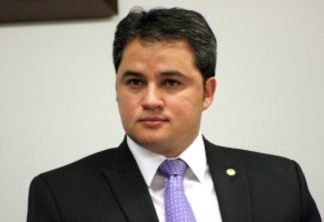 Deputado federal Efraim Filho fala sobre investimentos na saúde e educação