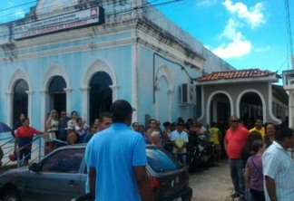 CONFUSÃO: população de Cabedelo tenta invadir plenário da Câmara Municipal - VEJA IMAGENS