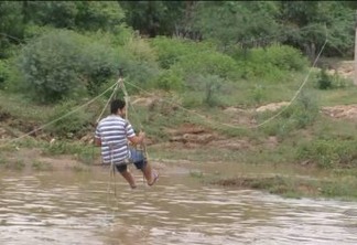 Moradores usam tirolesa improvisada para atravessar rio, após cheia na PB