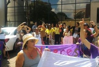 FORA SIKÊRA: Protesto em frente à Arapuan pede saída de apresentador por declarações machistas - VEJA VÍDEOS