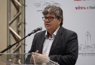 João Azevedo faz gravação de guia eleitoral e concede entrevista à Rádio Tabajara