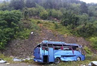 TRAGÉDIA: Ônibus cai em precipício e deixa mais de 15 mortos