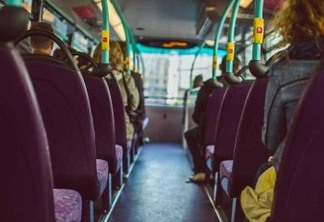 Homem é detido em ônibus após se masturbar ao lado de jovens