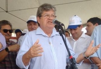 João Azevedo participa de caminhada do trabalho e ato público em Cabedelo