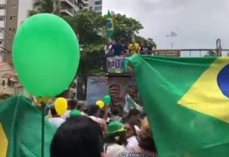 Ato pró-Bolsonaro toca paródia que compara mulheres a 'cadelas' e causa revolta nas redes - VEJA VÍDEO