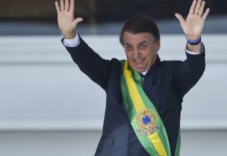 Presidente Jair Bolsonaro, saúda o público depois de receber a faixa presidencial de Michel Temer, no Palácio do Planalto.