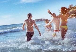 O sal do mar ou o cloro da piscina fazem a pele queimar mais ao sol?