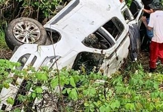 SEM FERIDOS: carro de deputado Nabor Vanderley desce barranco e capota na Região do Agreste