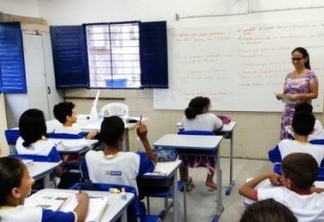 Recife – Alunos da Escola Municipal Abílio Gomes, na capital pernambucana, usam livros didáticos que podem ser proibidos pela Câmara de Vereadores (Sumaia Vilela / Agência Brasil)