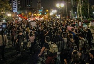 'FORA BOLSONARO': presidente é recebido em Curitiba com protesto de centenas de pessoas - VEJA VÍDEO