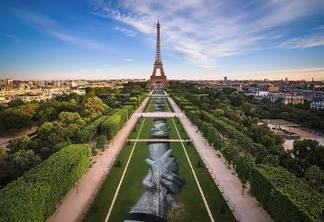 Artista cria grafite gigante aos pés da Torre Eiffel: VEJA VÍDEO