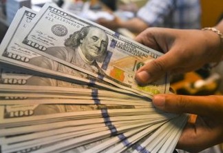 Dólar sobe e fecha a R$ 4,17, maior em quase um ano