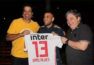 Lateral Daniel Alves é contratado pelo São Paulo